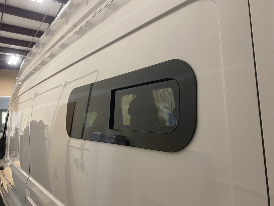 Universal Sliding Bunk Window Right - 580 X 200 R – Curious Campervans